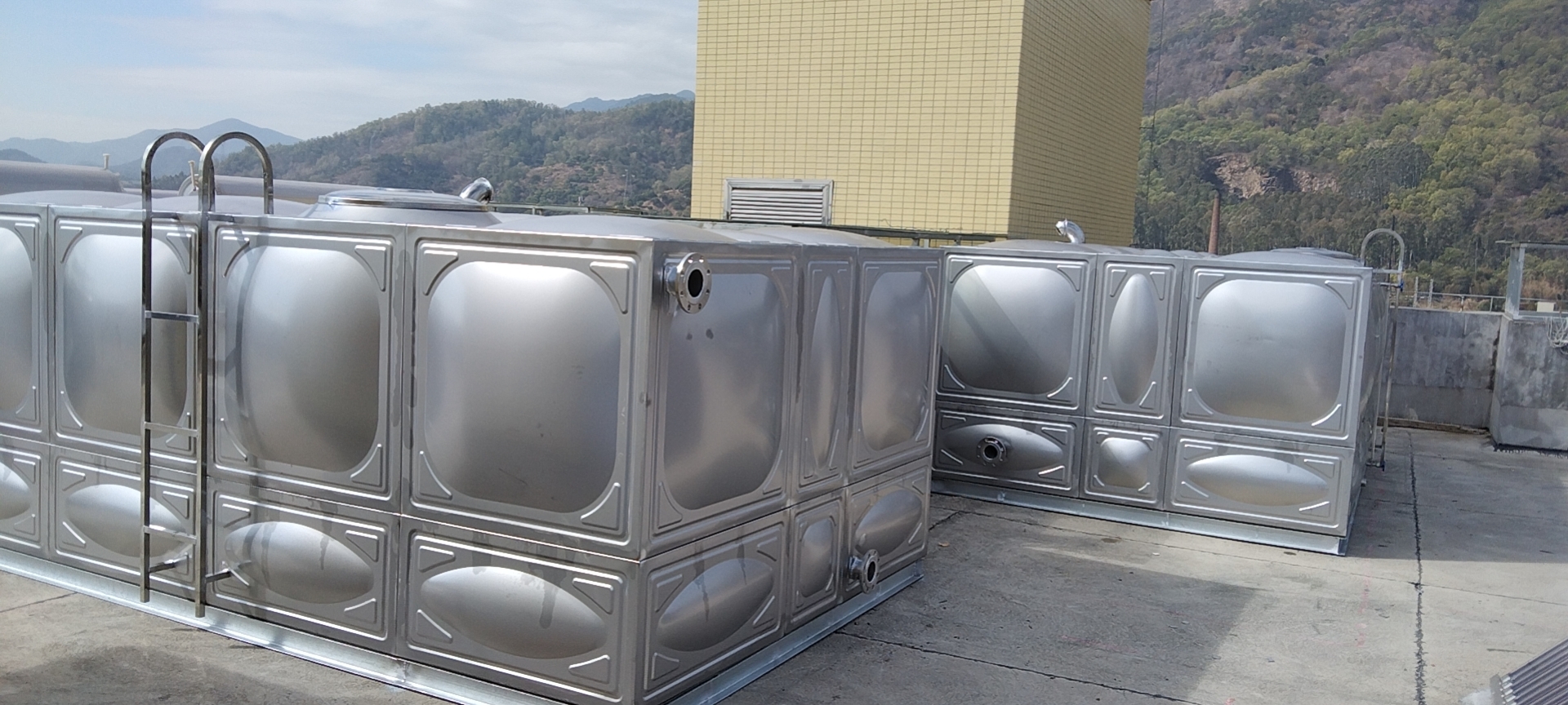 珠海市紫荆中学800立方不锈钢水箱在建筑上的使用